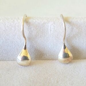 Chic Sterling Silver (.925) Tear Drop Earrings 